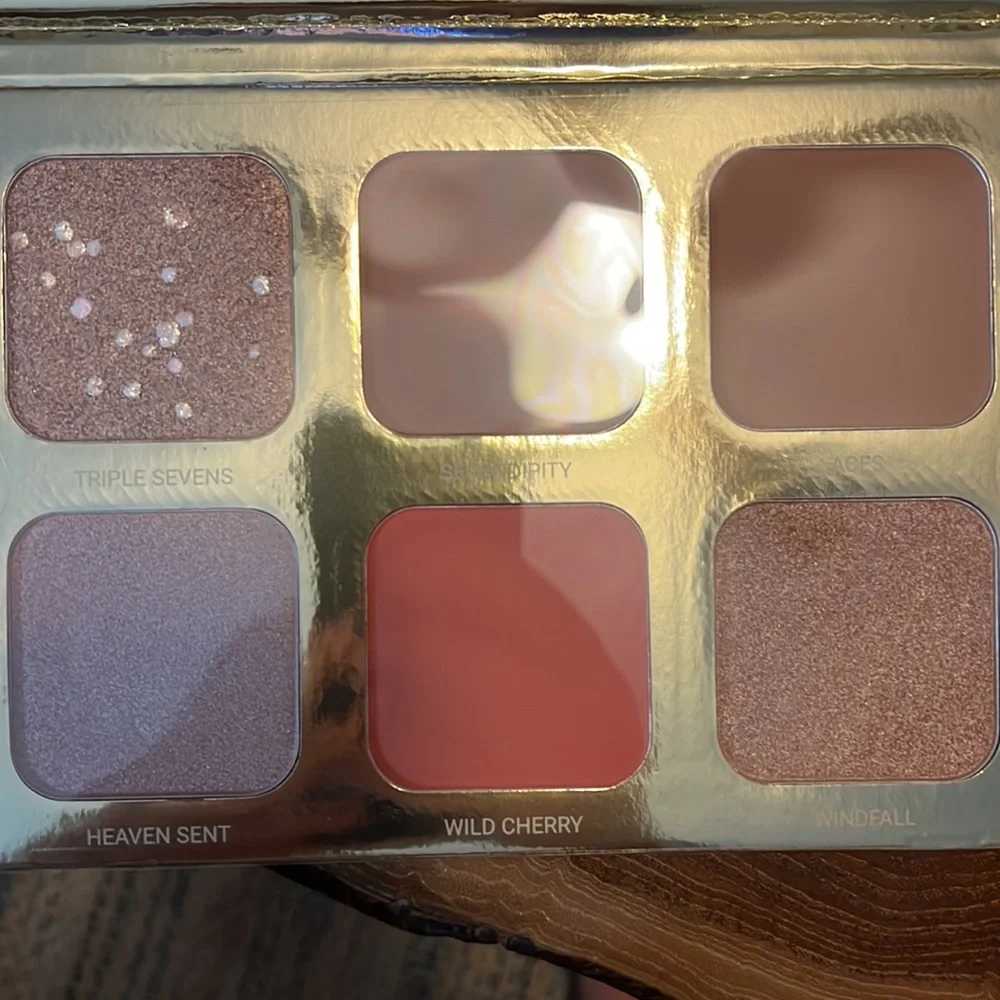 True & Luscious Bronze and Highlight palette
